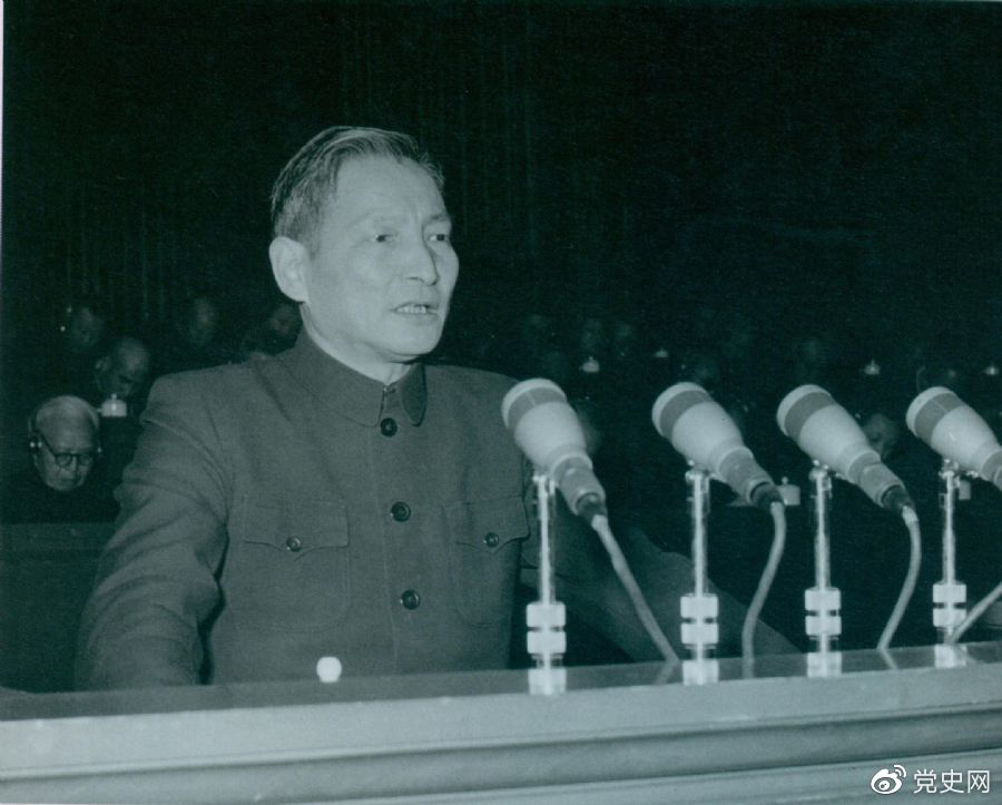 1956年12月，陳云在中華工商業(yè)聯(lián)合會(huì)第二屆會(huì)員代表大會(huì)上作報(bào)告。