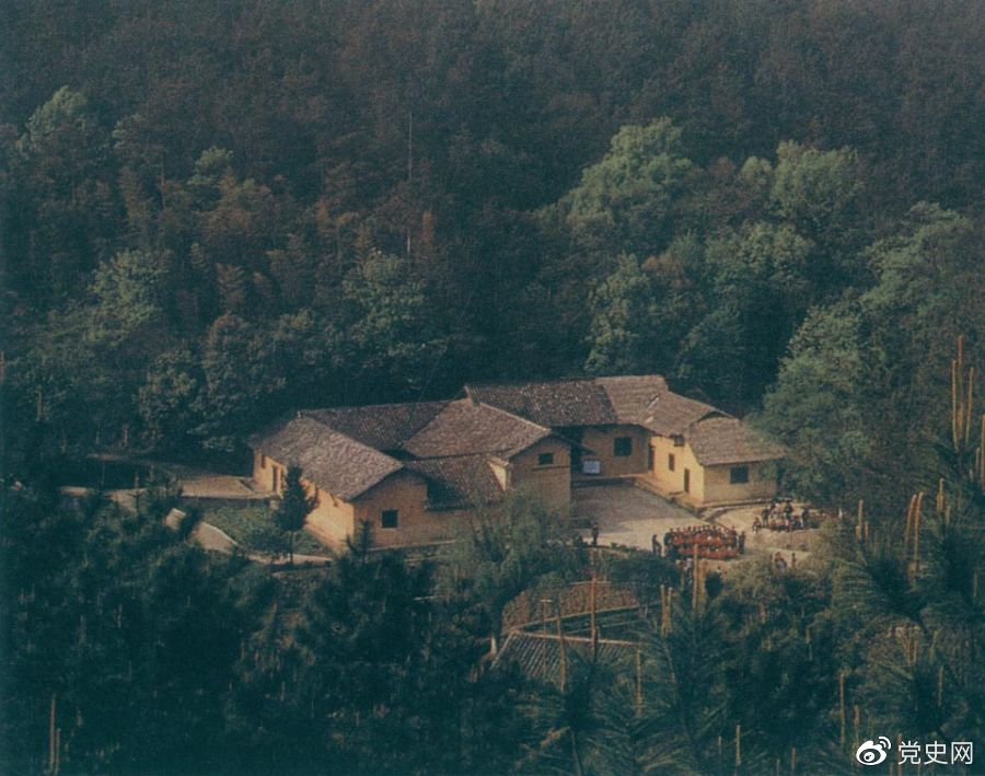 毛澤東故居——湖南省湘潭縣韶山?jīng)_上屋場(chǎng)。1893年12月26日，毛澤東在這里誕生。