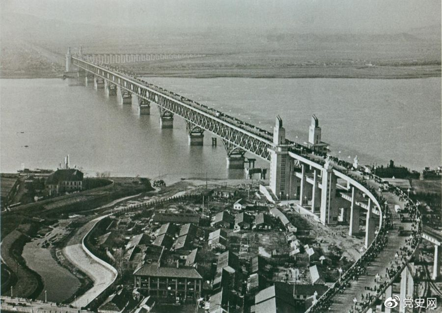 1968年12月29日， 南京長(zhǎng)江大橋全面建成通車。這是當(dāng)時(shí)中國(guó)自行設(shè)計(jì)建造的最大的鐵路、公路兩用橋。