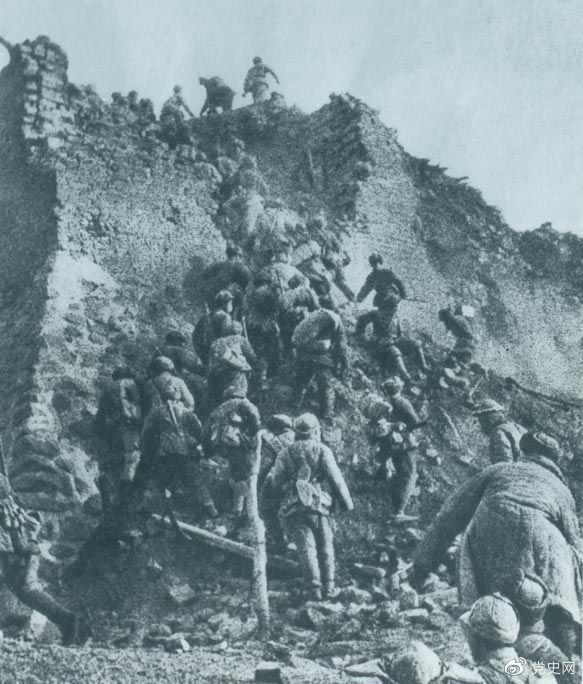 1948年12月，人民解放軍向新保安守?cái)嘲l(fā)起攻擊。這是解放軍戰(zhàn)士登上新保安城頭。 